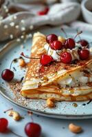 Stapel von Pfannkuchen gekrönt mit Kirschen foto