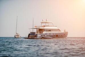 Yacht auf Ruhe Meer. Luxus Kreuzfahrt Reise. Aussicht von über von Weiß foto