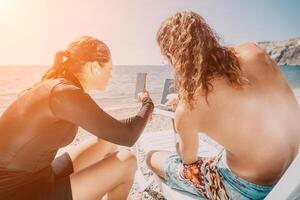 Mann Frau Laptop Meer. Arbeiten entfernt auf Strand. glücklich erfolgreich Paar, Freiberufler Arbeiten auf Meer Strand, erleichtert Stress von Arbeit zu wiederherstellen Leben Gleichgewicht. freiberuflich, Fernbedienung Arbeit auf Ferien foto