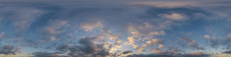 dunkel Blau Sonnenuntergang Himmel Panorama mit Kumulus Wolken. nahtlos hdr Pano im kugelförmig gleichwinklig Format. Komplett Zenit zum 3d Visualisierung, Spiel und Himmel Ersatz zum Antenne Drohne 360 Panoramen. foto