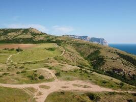 Antenne Panorama- Aussicht von Balaklava Landschaft mit Boote und Meer im Yachthafen Bucht. Krim Sewastopol Tourist Attraktion. Drohne oben Aussicht Schuss von Hafen zum Luxus Yachten, Boote und Segelboote. foto