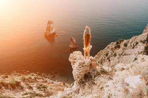 Frau Reise Meer. glücklich Tourist genießen nehmen Bild draußen zum Erinnerungen. Frau Reisender sieht aus beim das Kante von das Cliff auf das Meer Bucht von Berge, Teilen Reise Abenteuer Reise foto