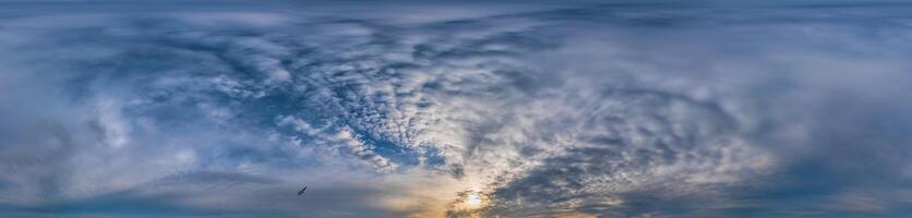 Sonnenuntergang Himmel Panorama mit Stratocumulus Wolken im nahtlos kugelförmig gleichwinklig Format. voll Zenit zum verwenden im 3d Grafik, Spiel und Bearbeitung Antenne Drohne 360 Grad Panoramen zum Himmel Ersatz. foto