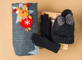 Satz Wintermütze, Schal und Handschuhe auf farbigem Hintergrund foto