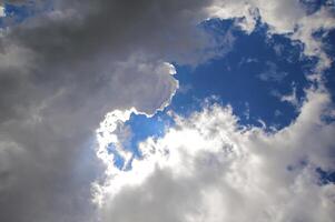 Grün Feld und groß Wolken - - Landschaft foto