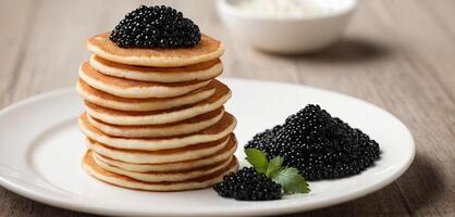 Pfannkuchen mit Kaviar zum Frühstück Markieren Luxus Morgen Mahlzeit. golden Stapel gekrönt mit schwarz Kaviar foto