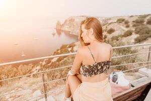 Frau Reise Meer. glücklich Tourist genießen nehmen Bild draußen zum Erinnerungen. Frau Reisender sieht aus beim das Kante von das Cliff auf das Meer Bucht von Berge, Teilen Reise Abenteuer Reise foto