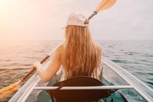 Frau im Kajak zurück Sicht. glücklich jung Frau mit lange Haar schwebend im transparent Kajak auf das Kristall klar Meer. Sommer- Urlaub Ferien und heiter weiblich Menschen entspannend haben Spaß auf das Boot foto