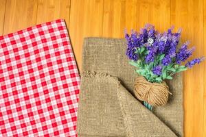 Bündel von Lavendel Blumen auf ein alt Holz Tabelle foto