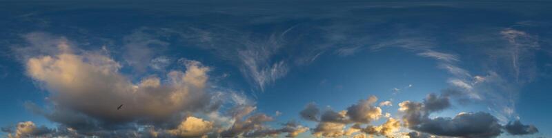 dunkel Blau Sonnenuntergang Himmel Panorama mit Kumulus Wolken. nahtlos hdr Pano im kugelförmig gleichwinklig Format. Komplett Zenit zum 3d Visualisierung, Spiel und Himmel Ersatz zum Antenne Drohne 360 Panoramen. foto