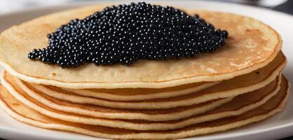 Pfannkuchen mit Kaviar zum Frühstück Markieren Luxus Morgen Mahlzeit. golden Stapel von dünn Pfannkuchen oder blini gekrönt mit schwarz Kaviar foto