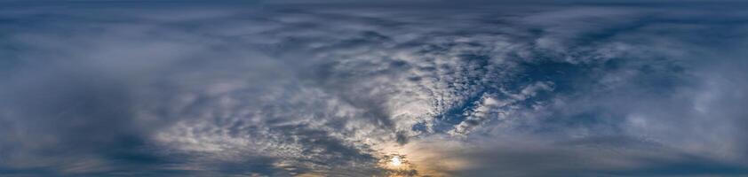 Sonnenuntergang Himmel Panorama mit Stratocumulus Wolken im nahtlos kugelförmig gleichwinklig Format. voll Zenit zum verwenden im 3d Grafik, Spiel und Bearbeitung Antenne Drohne 360 Grad Panoramen zum Himmel Ersatz. foto