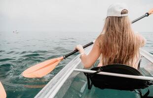 Frau im Kajak zurück Sicht. glücklich jung Frau mit lange Haar schwebend im transparent Kajak auf das Kristall klar Meer. Sommer- Urlaub Ferien und heiter weiblich Menschen entspannend haben Spaß auf das Boot foto