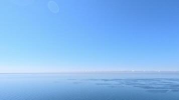 Antenne Aussicht auf Ruhe azurblau Meer und vulkanisch felsig Ufer. klein Wellen auf Wasser Oberfläche im Bewegung verwischen. Natur Sommer- Ozean Meer Strand Hintergrund. niemand. Urlaub, Ferien und Reise Konzept foto