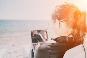 Frau Laptop Meer. Arbeiten entfernt auf Strand. glücklich erfolgreich Dame, Freiberufler Arbeiten auf Meer Strand, erleichtert Stress von Arbeit zu wiederherstellen Leben Gleichgewicht. freiberuflich, Fernbedienung Arbeit auf Ferien foto