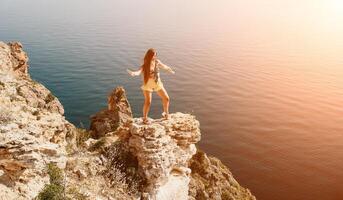 Frau Reise Meer. glücklich Tourist genießen nehmen Bild draußen zum Erinnerungen. Frau Reisender sieht aus beim das Kante von das Cliff auf das Meer Bucht von Berge, Teilen Reise Abenteuer Reise foto