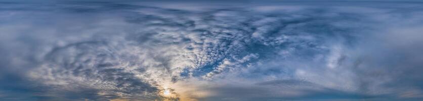 Sonnenuntergang Himmel Panorama mit Stratocumulus Wolken im nahtlos kugelförmig gleichwinklig Format. voll Zenit zum verwenden im 3d Grafik, Spiel und Bearbeitung Antenne Drohne 360 Grad Panoramen zum Himmel Ersatz. foto
