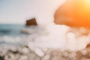 abstrakt Natur Sommer- Ozean Sonnenuntergang Meer Hintergrund. klein Wellen auf Wasser Oberfläche im Bewegung verwischen mit Bokeh Beleuchtung von Sonnenaufgang. Urlaub, Ferien und Freizeit Hintergrund Konzept. foto