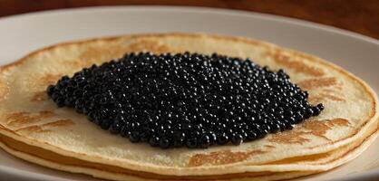 Pfannkuchen mit Kaviar zum Frühstück Markieren Luxus Morgen Mahlzeit. golden Stapel von dünn Pfannkuchen oder blini gekrönt mit schwarz Kaviar foto