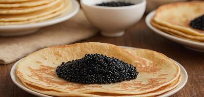 Pfannkuchen mit Kaviar zum Frühstück Markieren Luxus Morgen Mahlzeit. golden Stapel von dünn Pfannkuchen oder blini gekrönt mit schwarz Kaviar foto