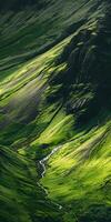 heiter Fluss Schneiden durch grün Berge foto