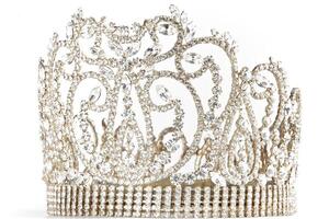 Krone oder Tiara isoliert auf ein Weiß Hintergrund foto