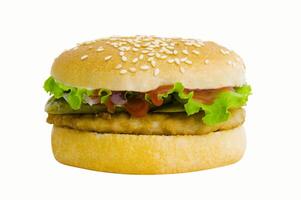 frisch Fischburger mit Salat, Ketchup und Gurken auf ein Weiß Hintergrund foto