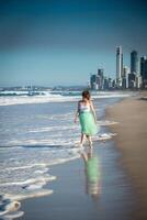 schön Mädchen posieren auf das Strand. Gold Küste, Australien, Queensland foto