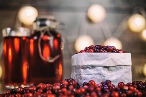 Haufen von frisch Preiselbeeren auf Jahrgang hölzern Hintergrund. Cranberry Saft. gesund Lebensmittel. foto