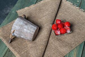 saftig Verlockung, das unwiderstehlich locken von frisch Erdbeeren foto