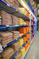 Neu bunt Handtücher Stapel auf Regale im Geschäft foto