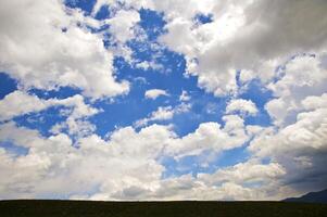 Grün Feld und groß Wolken - - Landschaft foto