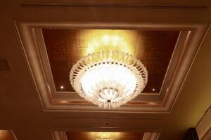 elegant Kristall Lampe im das Hotel Ballsaal foto