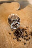 Kaffee Bohnen auf ein hölzern Tabelle foto