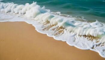 Türkis Ozean Wasser mit Weiß Schaum Wellen abstürzen auf zu ein sandig Strand foto