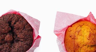 köstlich Schokolade Brownie und Vanille Cupcake auf oben Aussicht isoliert foto