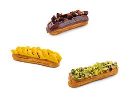 Eclair mit Mango Creme, Pistazien und Schokolade Glasur foto