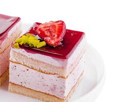 Erdbeere Sahne Kuchen auf Weiß Teller foto