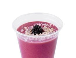 Brombeere und Mandel Smoothie im Plastik Tasse foto