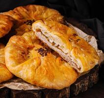 Kochen traditionell Kuchen mit gehackt Fleisch schließen oben foto