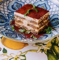 Stück von traditionell Italienisch Tiramisu Dessert Kuchen foto