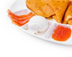 Pfannkuchen mit rot Kaviar und Lachs und Eis Sahne foto