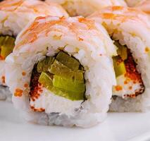 Sushi rollen mit Schnee Krabbe und Tobiko Kaviar foto