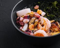 Chinesisch Suppe mit Seetang und Meeresfrüchte foto