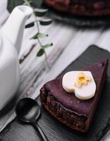 sacher Kuchen Scheibe und Tee auf Holz foto