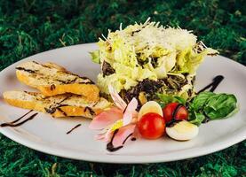 Salat von roh Gemüse mit gekocht Eier und Tomaten foto