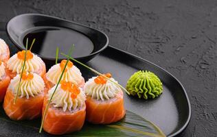 Sushi Rollen eingewickelt mit Lachs und Kaviar foto