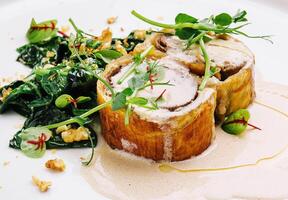 Hackbraten mit Pilz Soße und Nussbaum Salat foto