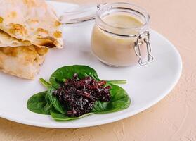 Hähnchen Pastete mit Zwiebel Marmelade und Pita-Brot Brot serviert im ein Weiß Teller foto