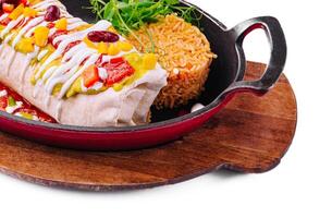 Rindfleisch Burrito Abendessen mit Reis auf schwenken foto